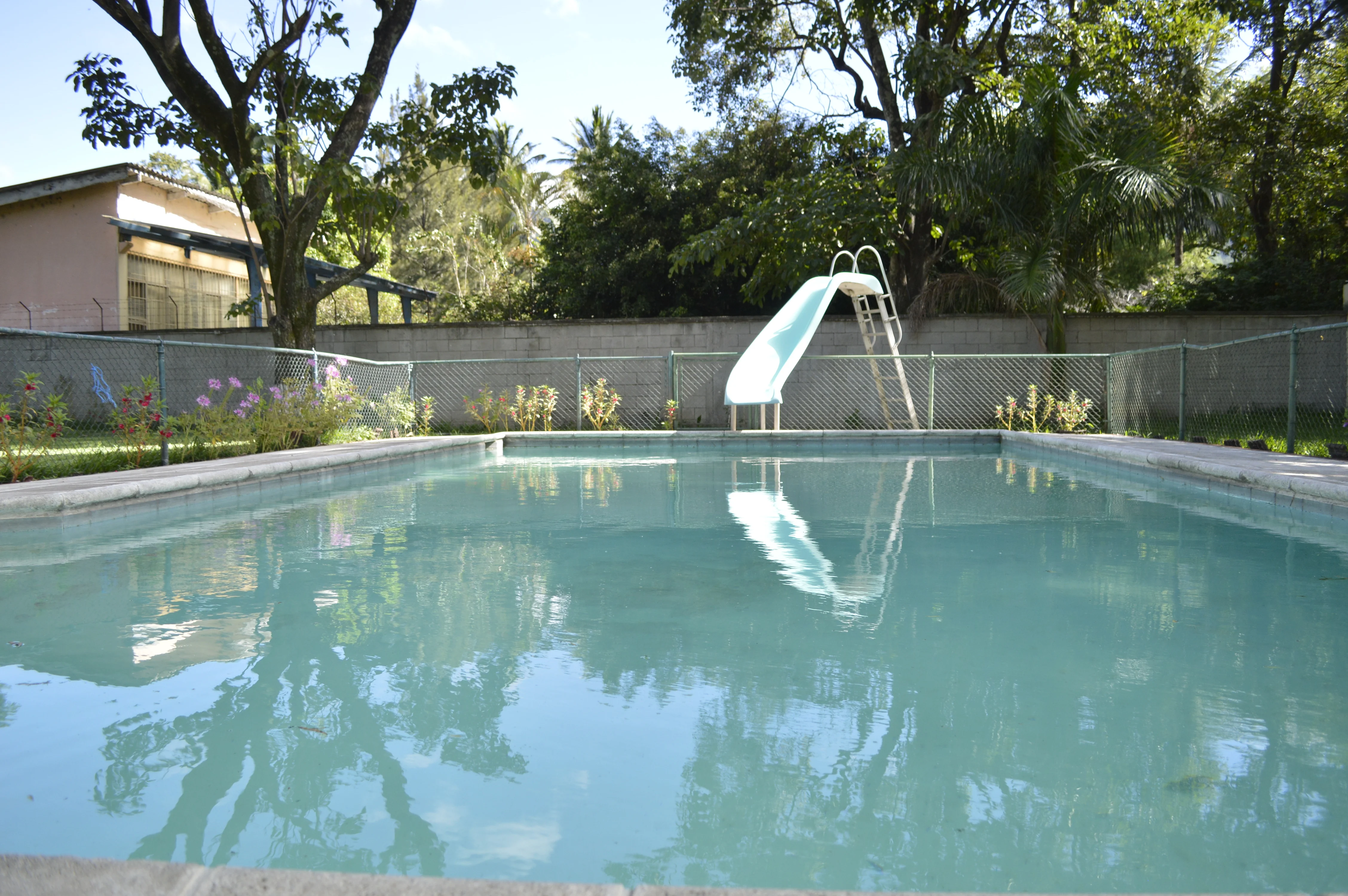 piscina en casa hebron